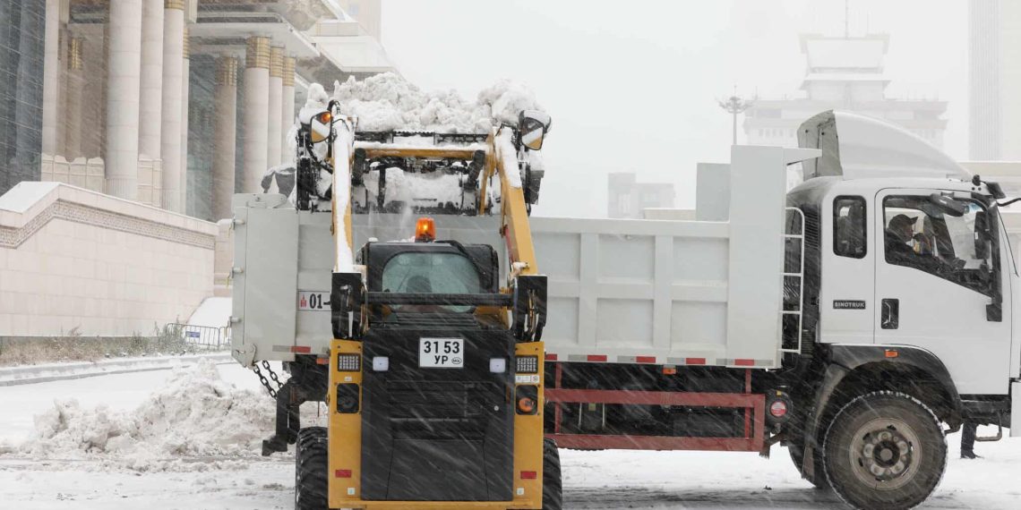Халтиргаа гулгаанаас сэргийлж, 4 тонн давсыг гудамж, зам талбайд цацаад байна