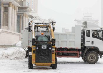 Халтиргаа гулгаанаас сэргийлж, 4 тонн давсыг гудамж, зам талбайд цацаад байна