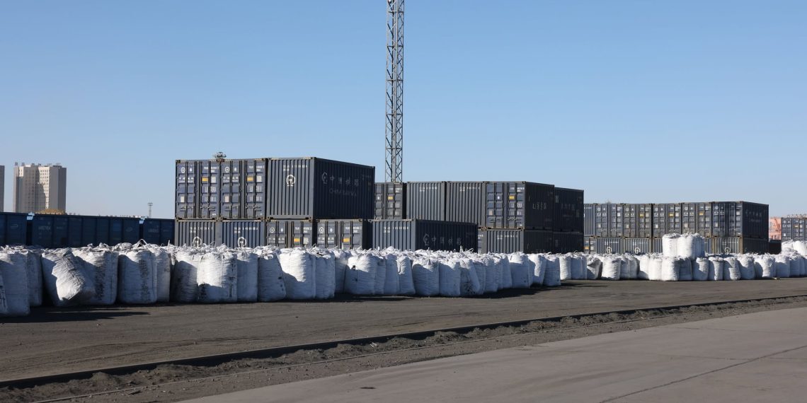 Эрээн хотын гаалийн талбайд 8000 тонн, “Тавантолгой түлш” компанийн үйлдвэрт 35 мянган тонн хагас коксон түлш нөөцлөөд байна