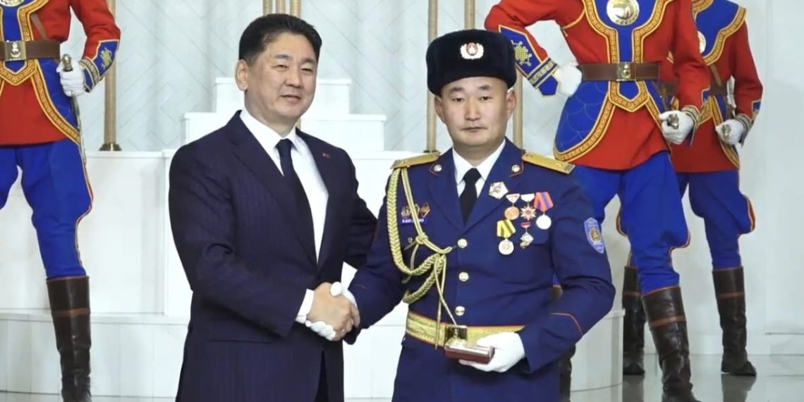 Төрийн дээд одон, медалиар шагналаа