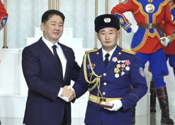 Төрийн дээд одон, медалиар шагналаа