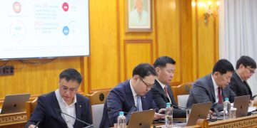 Эрүүл мэндийн салбарын ажилтны цалинг 2026 онд гурван удаа үе шаттай нэмж, 75 хувиар нэмэгдүүлэх саналыг танилцуулав