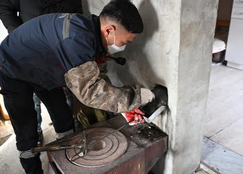 Түлш хэрэглэгчдэд үйлчлэх төвөөс айлуудын янданг хөөлж, ханан пийшин, зуухны гэмтлийг засварлаж байна