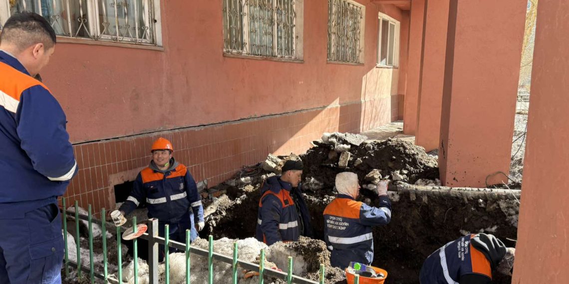 Хилчингийн долоодугаар байрны халуун усны шугамыг засварлаж байна