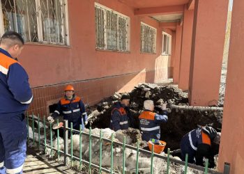 Хилчингийн долоодугаар байрны халуун усны шугамыг засварлаж байна