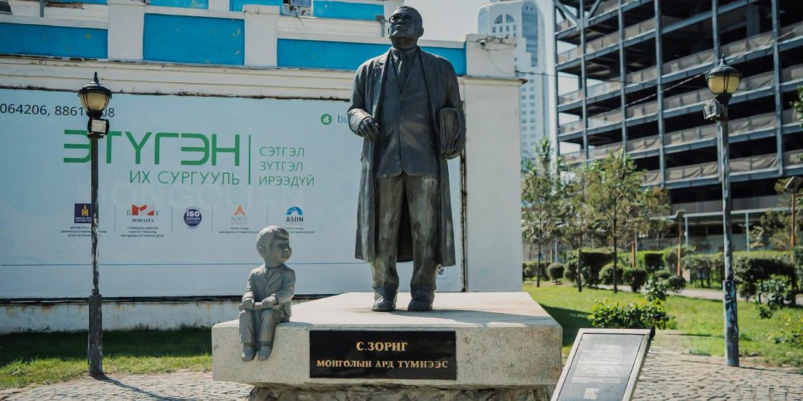 Зөвшөөрөлгүй байрлуулсан хөшөөнүүдийг шилжүүлнэ